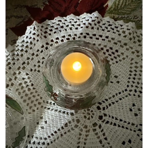 Celebration, Hand-Painted Crackle Glass Christmas
Tealight Lamp 10" Poinsettia - Picture 12 of 15